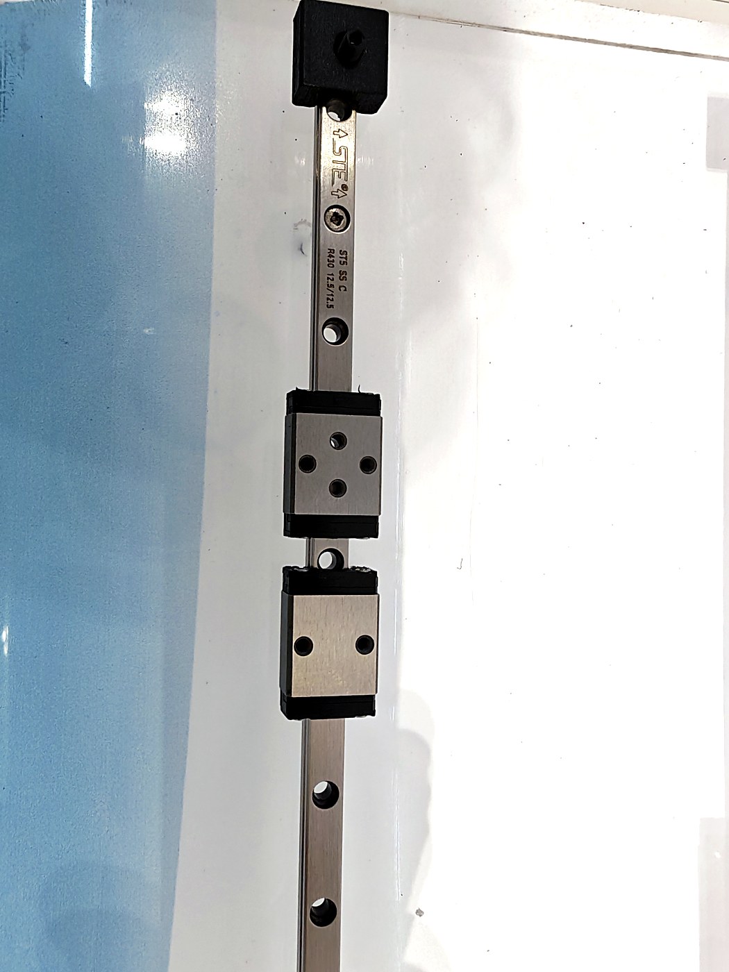 Compact DDJ miniature linear guide pair for XY motion